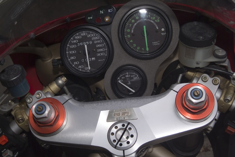 Datei:Ducati916SPS Instrumente ScuderiaAssindia Small.jpg