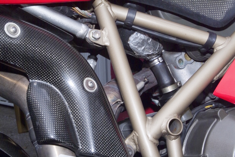 Datei:Ducati916SPS Fersenschützer aus Carbon ScuderiaAssindia Small.jpg